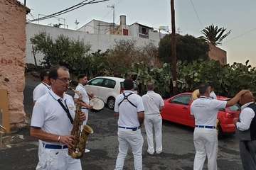 Una diana floreada prepara a Lomo Magullo para la Traída del Agua (Foto Francisco Javier Santana y José Florido)